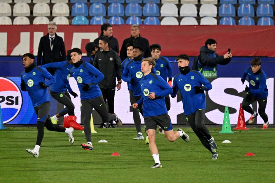 Los jugadores del Barça calientan en el estadio Rajko Mitić