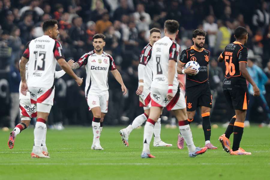 Flamengo e Corinthians lutarão pelo título da Supercopa