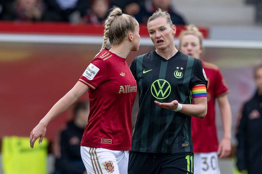 Alex Popp diskutiert mit Giulia Gwinn.