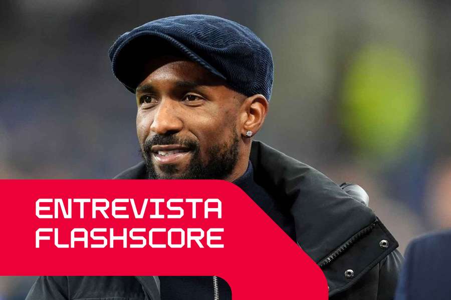 Defoe observa atentamente