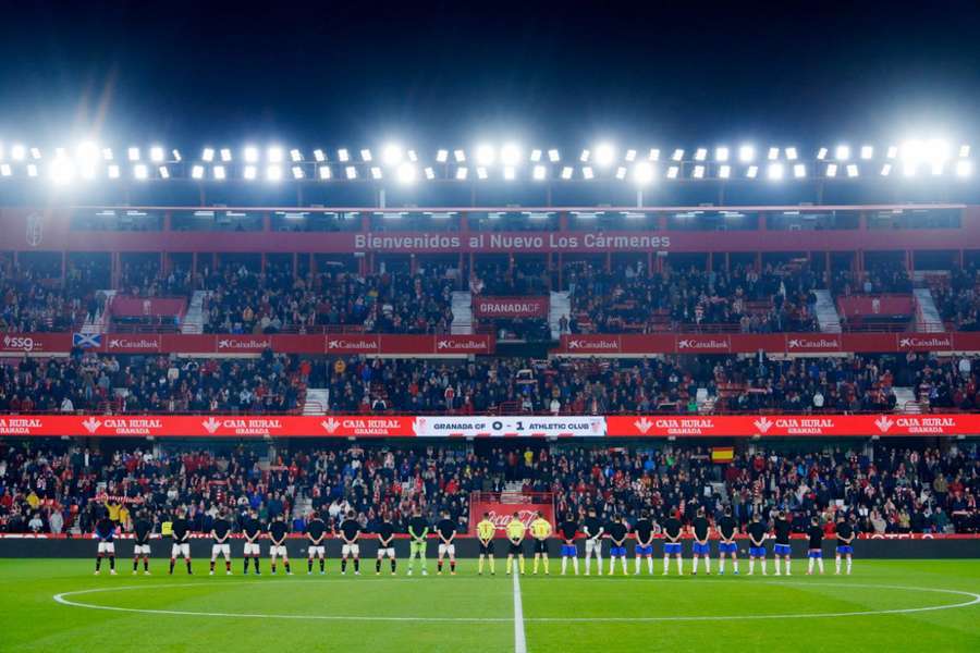 Jugadores y aficionados homenajean a Antonio Trujillo, abonado del Granada fallecido el domingo durante el partido