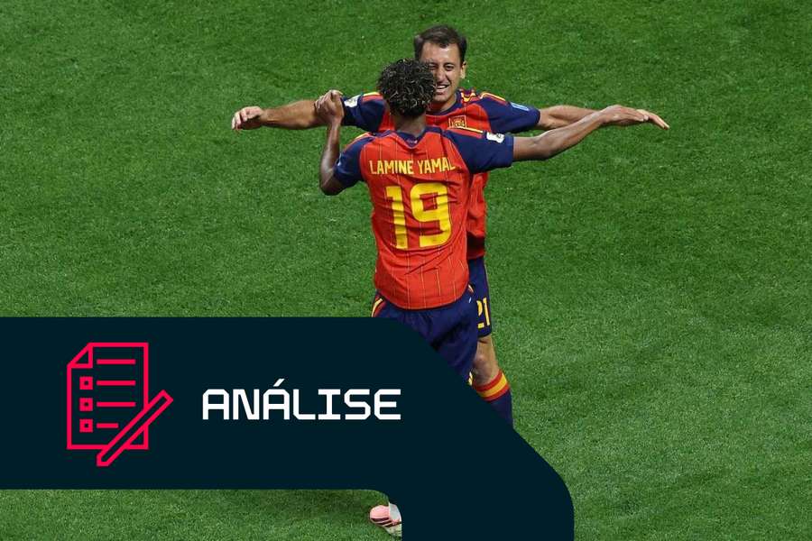 Mikel Oyarzabal e Lamine Yamal celebram um golo frente à Arábia Saudita