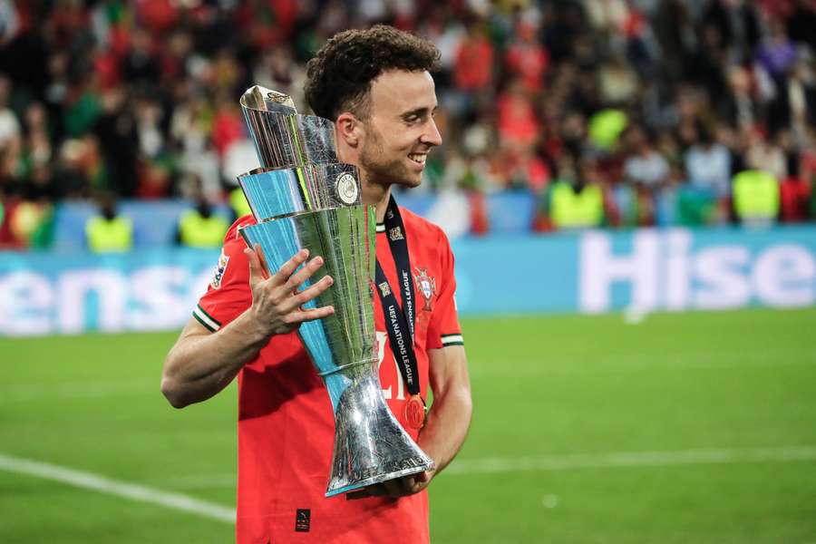 Jota poses with the Nations League trophy