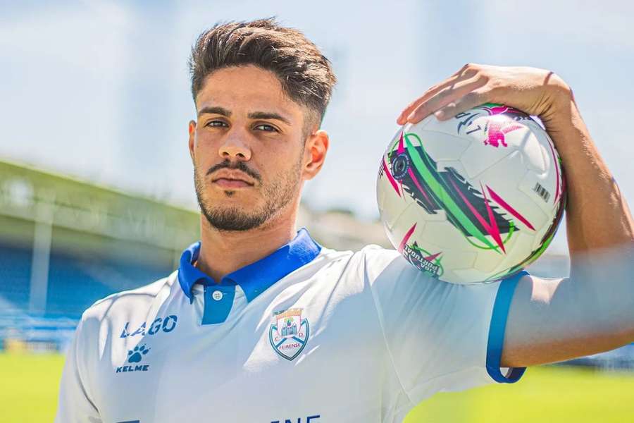 Tiago Ribeiro assinou pelo Feirense