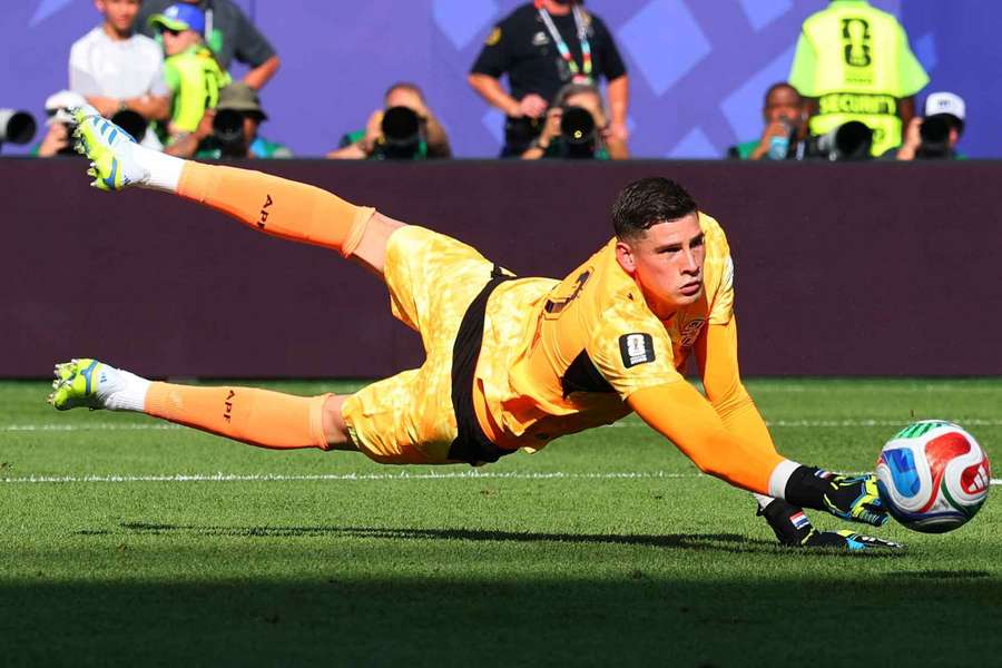 Agent of Paraguay goalkeeper Orlando Gill confirms Man United talks Agent of Paraguay goalkeeper Orlando Gill confirms Man United talks