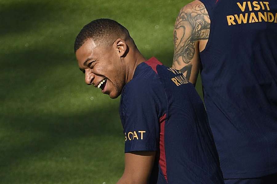 Mbappé treina com jovens e dispensados do PSG