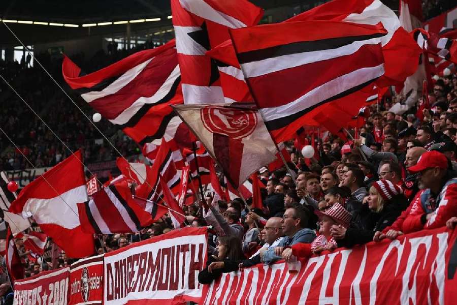 Torcida do Fortuna Dusseldorf em jogo da segunda divisão