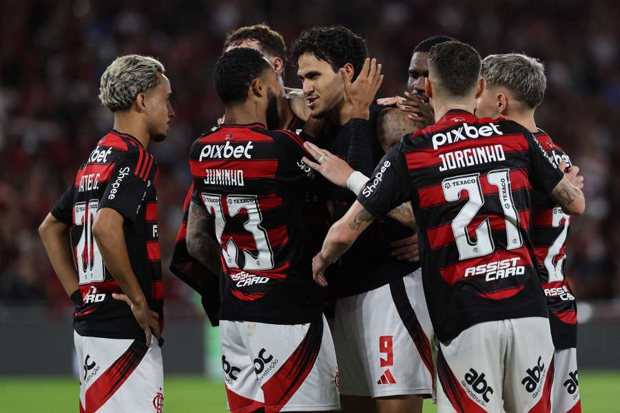 Pedro foi celebrado por seus companheiros após o gol