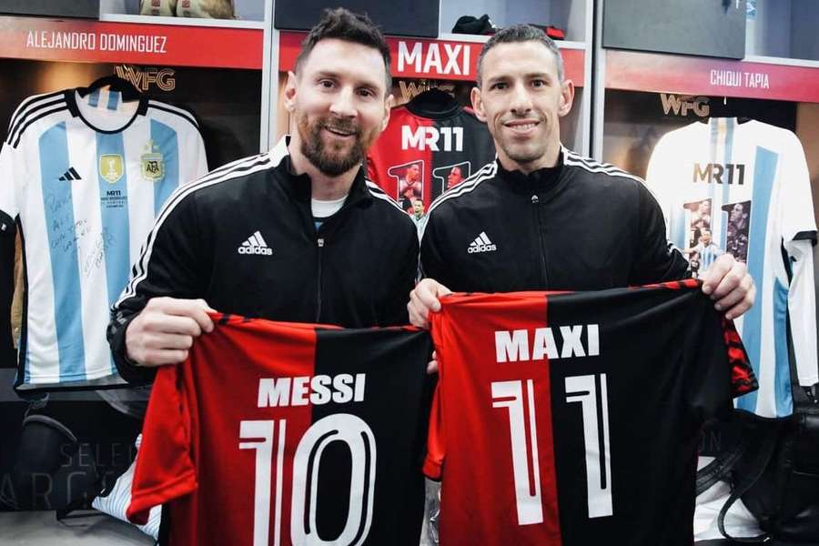 Lionel Messi com Maxi Rodríguez antes da partida
