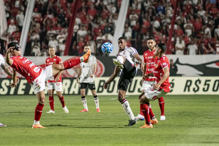 No primeiro turno, o Vila Nova bateu o Vitória por 1 a 0, em Goiás