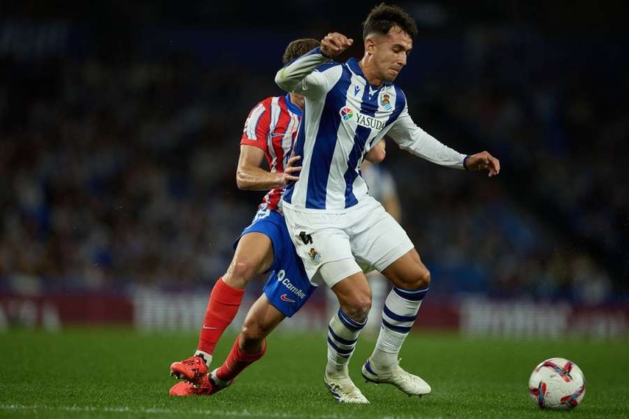 Head Coach Josep Guardiola of Manchester City congratulates goal scorer Viktor Gyokeres