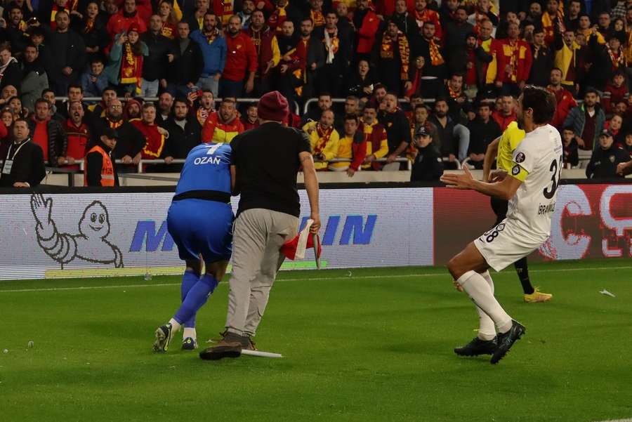 Türkei: Altay-Torhüter mit Eckfahne niedergestreckt Türkei: Altay-Torhüter mit Eckfahne niedergestreckt