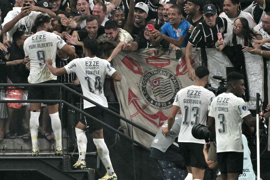 El Corinthians golea en la segunda jornada de la Copa Sudamericana.