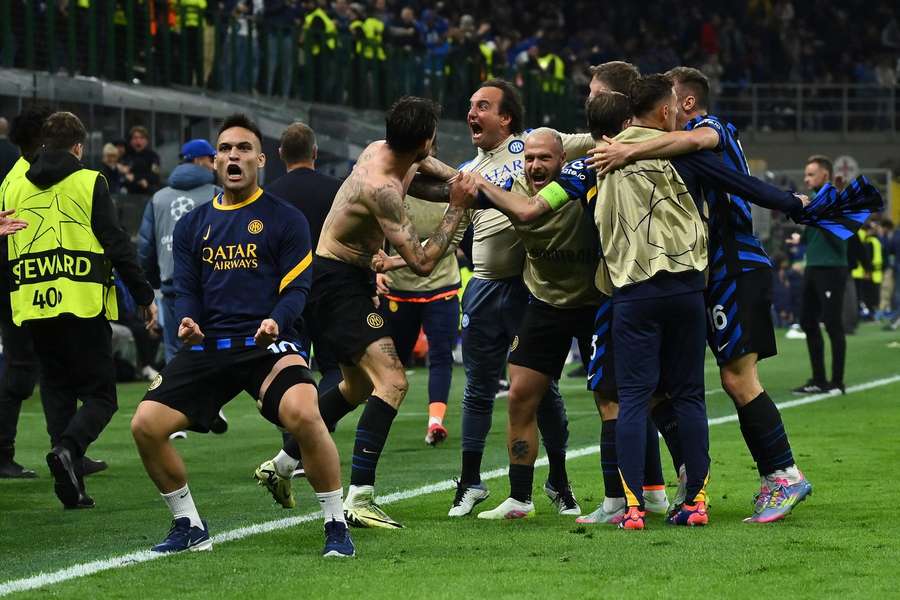 Los jugadores del Inter celebran el gol de Francesco Acerbi contra el Barcelona el 6 de mayo de 2025.