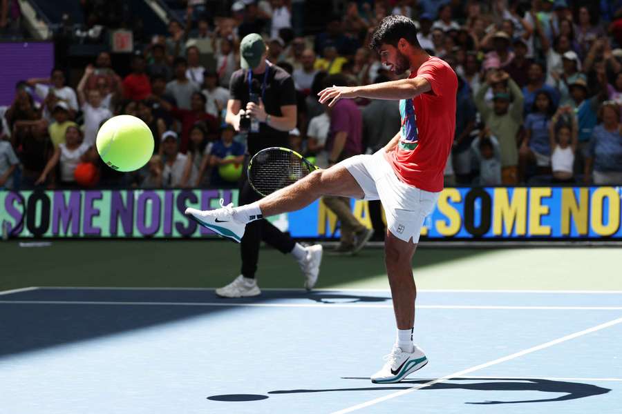 Alcaraz chutando bola na quadra central: nenhum Slam é tão "entertaining" quanto o US Open