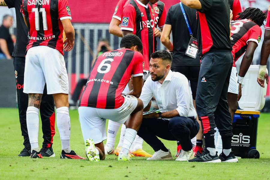 Farioli en discussion avec Todibo lors du match face à Strasbourg.