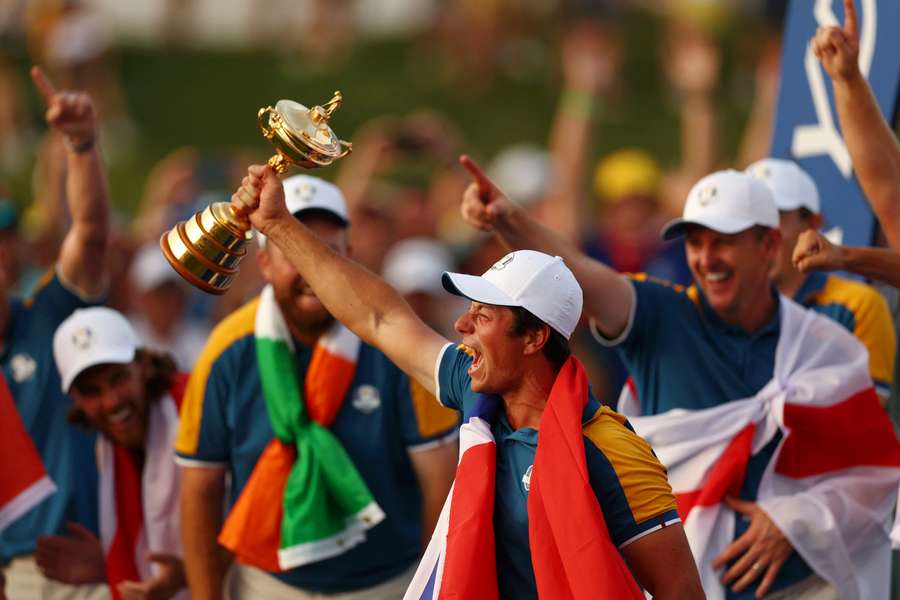 Viktor Hovland, da Equipa Europa, festeja com o troféu da Ryder Cup