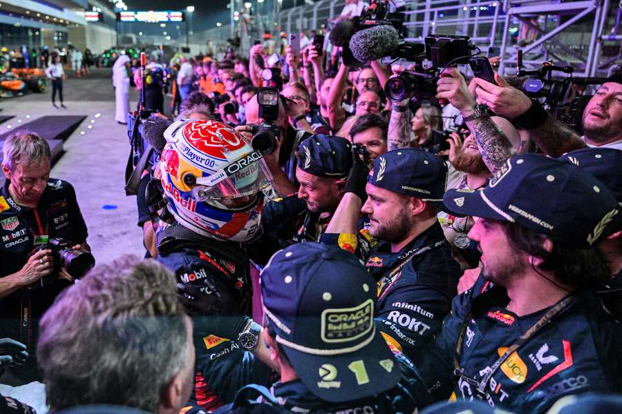 Pilotul olandez al echipei Red Bull Racing, Max Verstappen (C-stânga), sărbătorește câștigarea celui de-al treilea campionat mondial al său