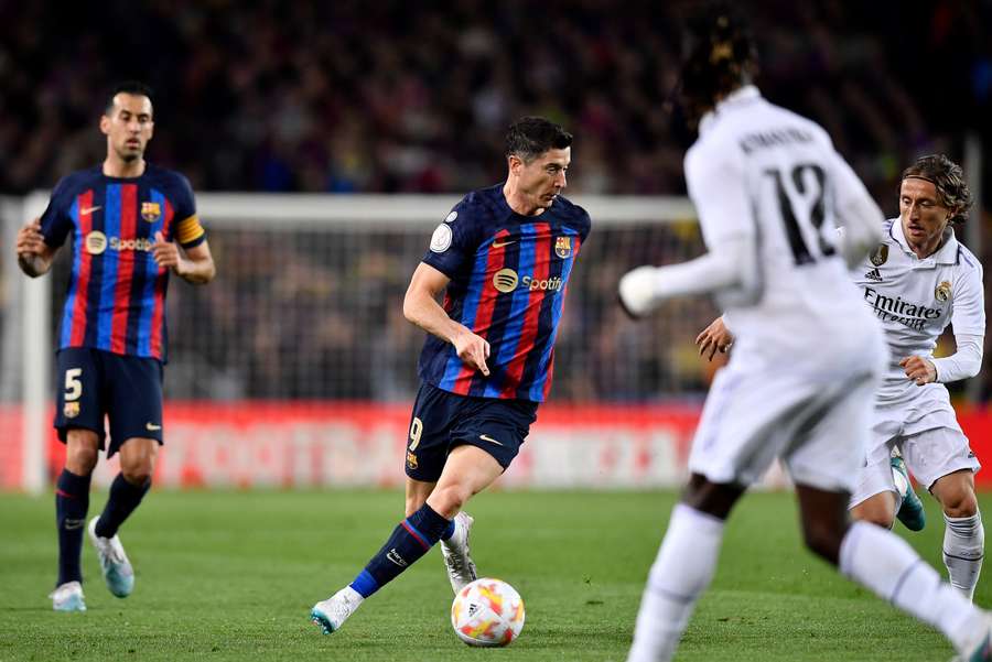 Lewandowski vai comandar o ataque do Barça nesta segunda-feira