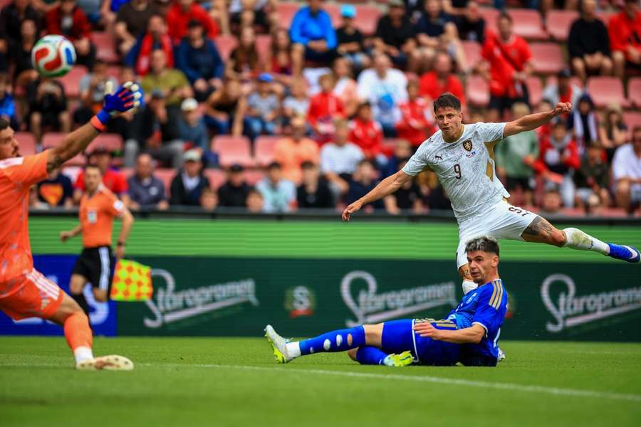 Adam Hložek zvyšoval proti Kosovu na 2:0. Adam Hložek zvyšoval proti Kosovu na 2:0.