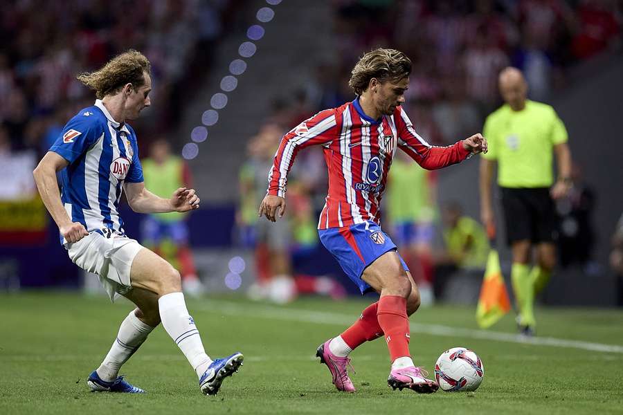 Alex Král (vlevo) v souboji s hvězdou Atlétika Antoinem Griezmannem.