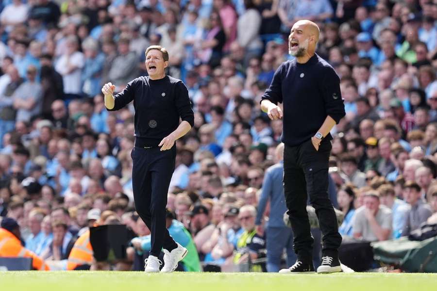 Glasner, a la izquierda, junto a Guardiola, dando ambos instrucciones en un Palace-City anterior