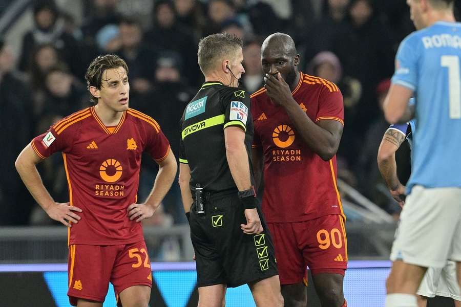 Romelu Lukaku parla con l'arbitro durante il match contro la Lazio