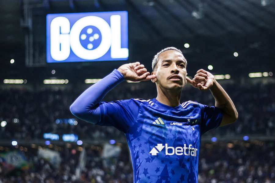 Matheus Pereira abriu o placar para o Cruzeiro contra o Cuiabá