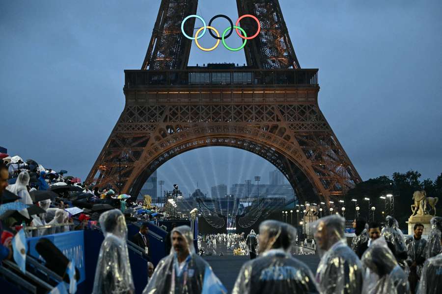 Crowds gather despite the wet weather outside Paris' Eiffel Tower