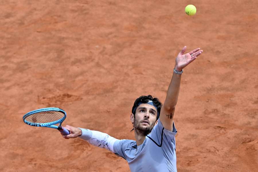 Lorenzo Musetti wird beim Grand Slam in Paris fehlen. Lorenzo Musetti wird beim Grand Slam in Paris fehlen.