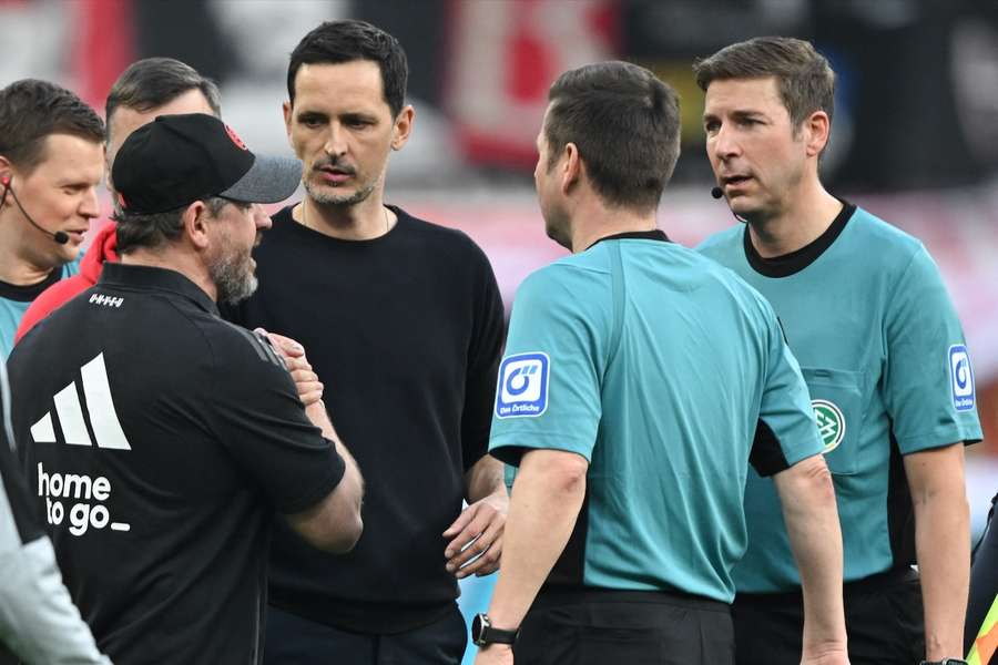 Steffen Baumgart (l.) war in der Schlussphase des Bundesliga-Spiels von Union Berlin in Frankfurt verwarnt worden.