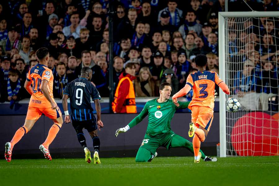 Napastnik Club Brugge Carlo Forbs strzela gola na 3:2 podczas meczu z FC Barceloną na stadionie Jan Breydel w ramach Ligi Mistrzów. Napastnik Club Brugge Carlo Forbs strzela gola na 3:2 podczas meczu z FC Barceloną na stadionie Jan Breydel w ramach Ligi Mistrzów.