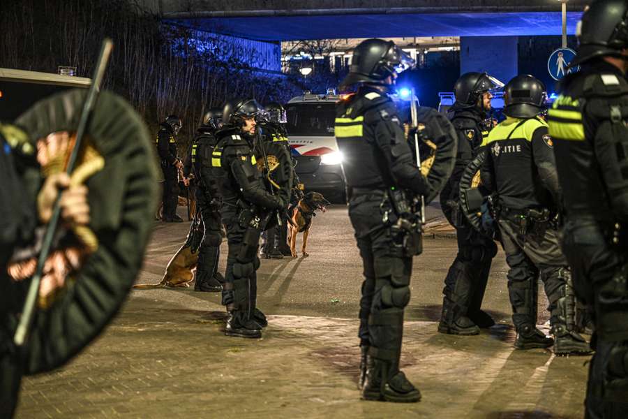 Poliția olandeză observă fanii fotbalului înainte de meciul dintre Ajax și Eintracht Frankfurt în 2025