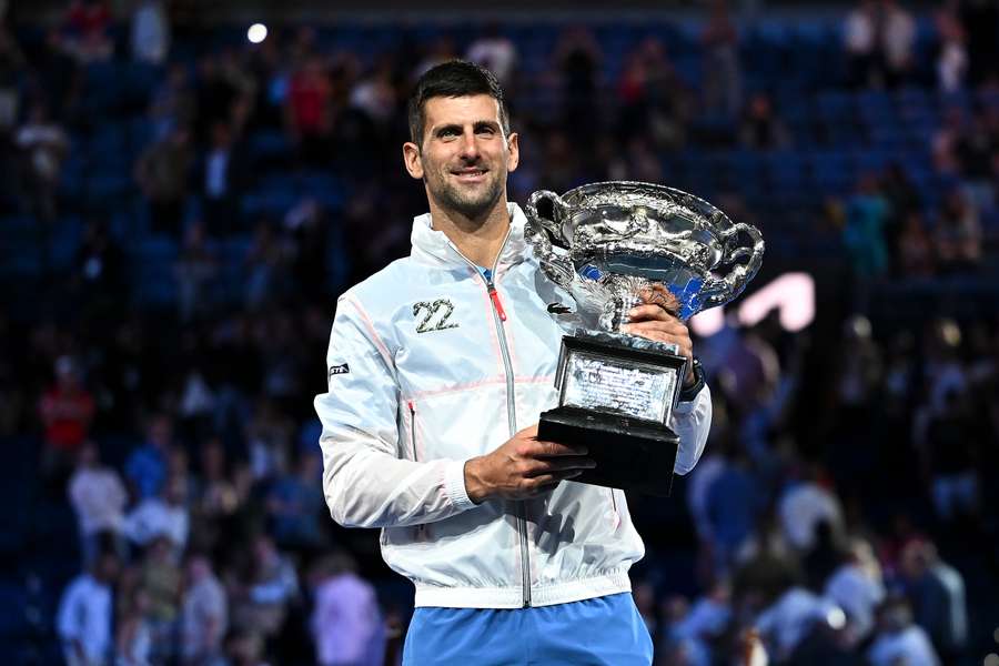 Djokovic com o troféu de campeão do Open da Austrália