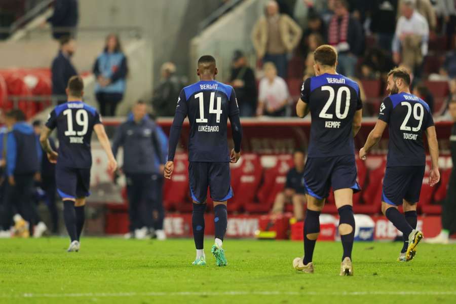 Das könnte es für Hertha schon gewesen sein: Die Spieler schleichen nach der Pleite in Köln vom Platz.