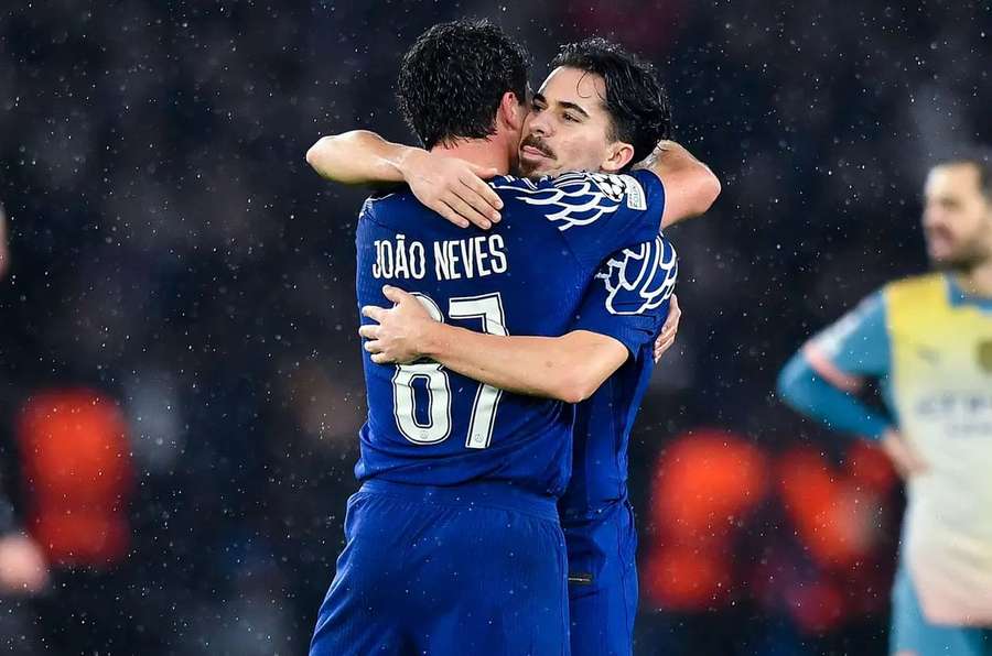 João Neves e Vitinha, médios do PSG João Neves e Vitinha, médios do PSG
