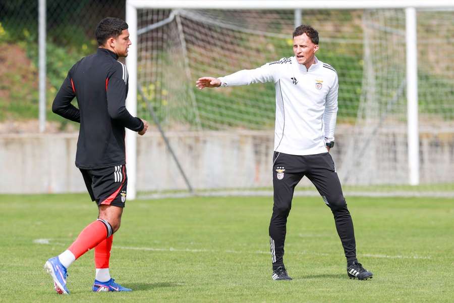 Vitor Vinha gives indications in training