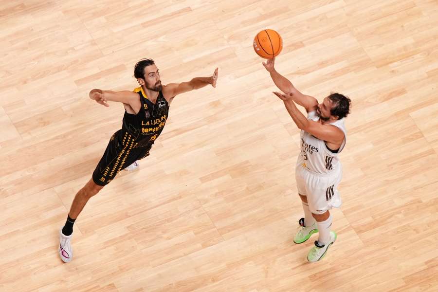 Sergio Llull lanza a canasta ante Joan Sastre