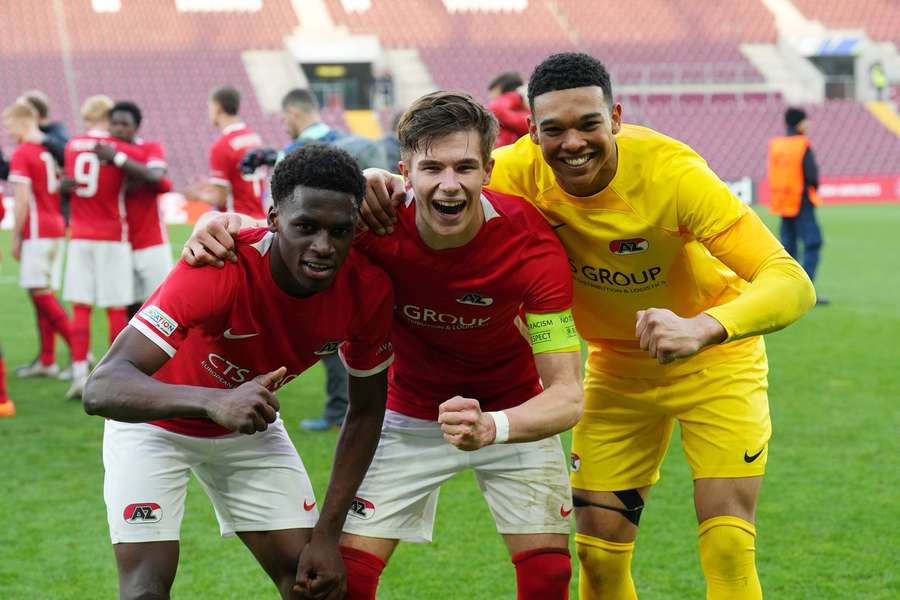 AZ-talenten Ernest Poku, Wouter Goes en Rome-Jayden Owusu-Oduro na het winnen van de Youth League