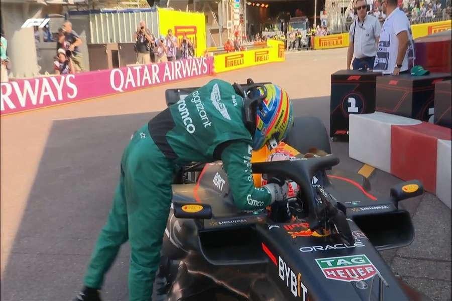 Alonso felicita a Verstappen, que le privó de la pole en el último momento