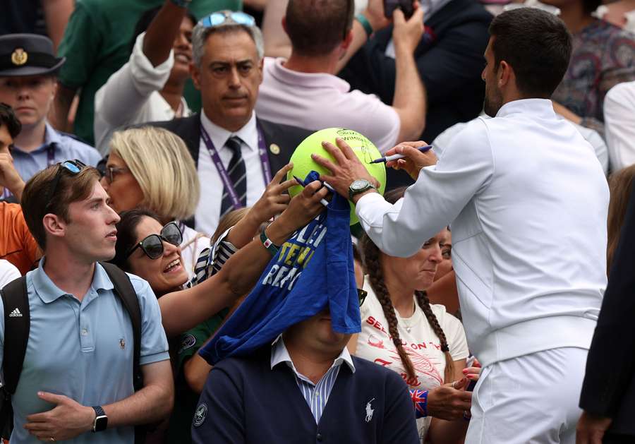 Djokovic gab nach seinem Sieg fleißig Autogramme.