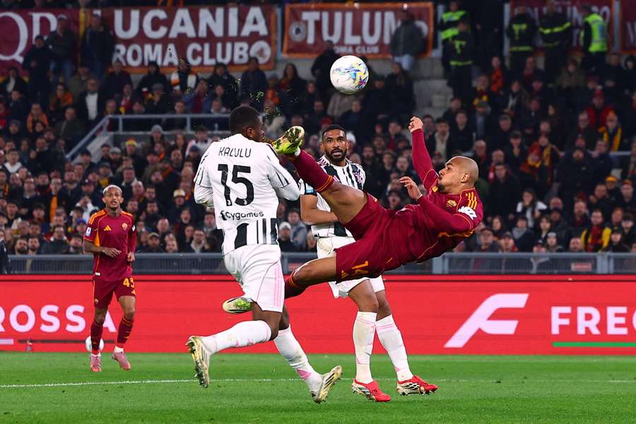 Roma's Donyell Malen in action with Juventus' Pierre Kalulu
