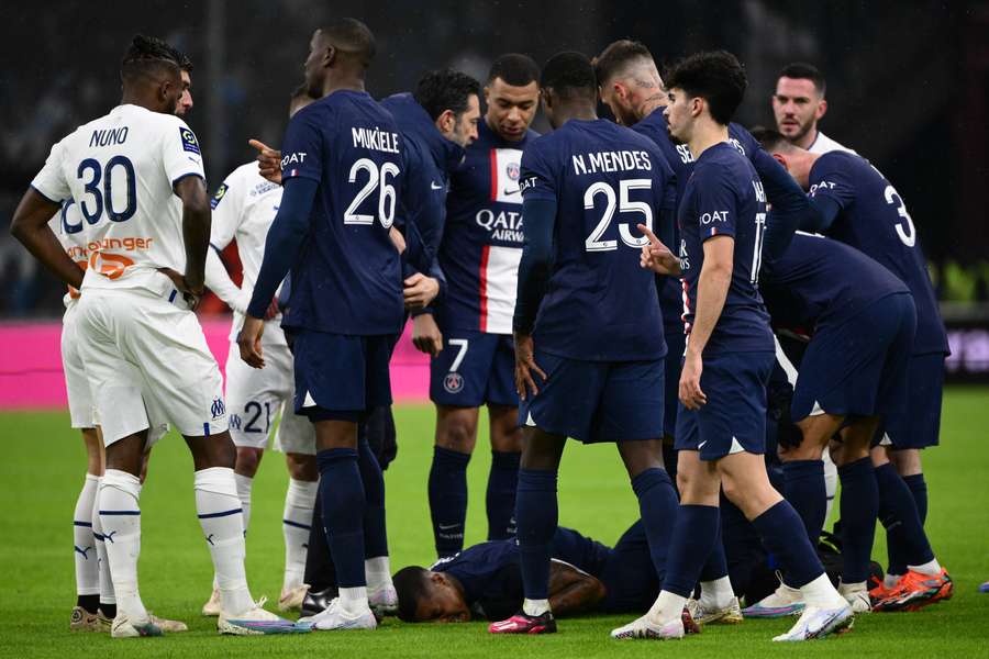Presnel Kimpembe lesionou-se logo no início do duelo entre Marselha e PSG