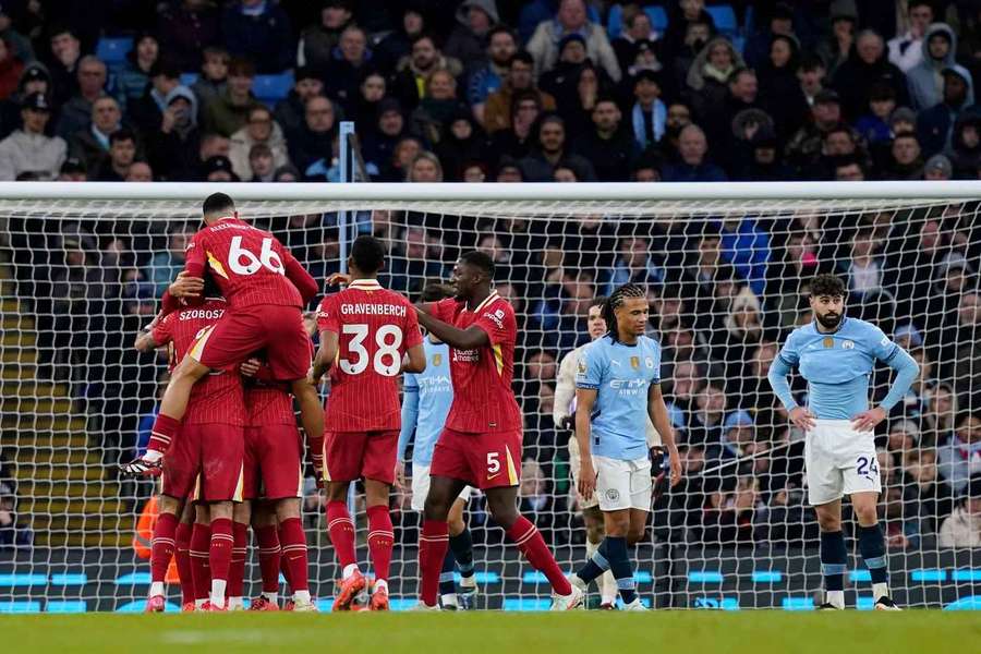 Liverpool învinge City cu 2-0 pe Etihad