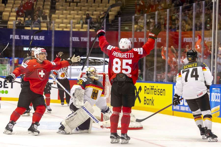 Die Schweiz und Sven Andrighetto (Zweiter von r.) jubeln, Deutschland kassiert die erste Niederlage der Eishockey-WM 2025
