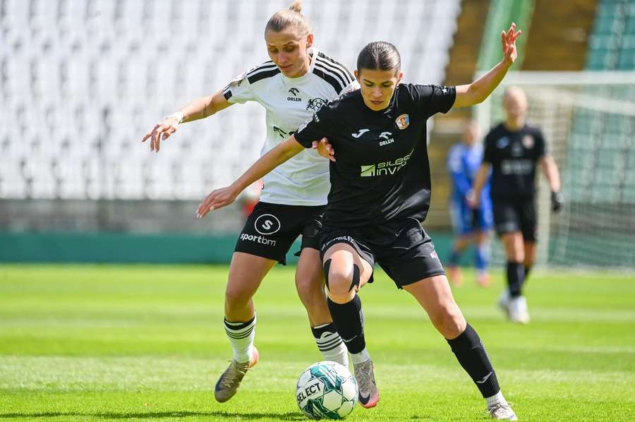 Angelika Kolodziejek z AP Orlen Gdańsk i Weronika Wójcik z KKS Czarni Antrans Sosnowiec Angelika Kolodziejek z AP Orlen Gdańsk i Weronika Wójcik z KKS Czarni Antrans Sosnowiec