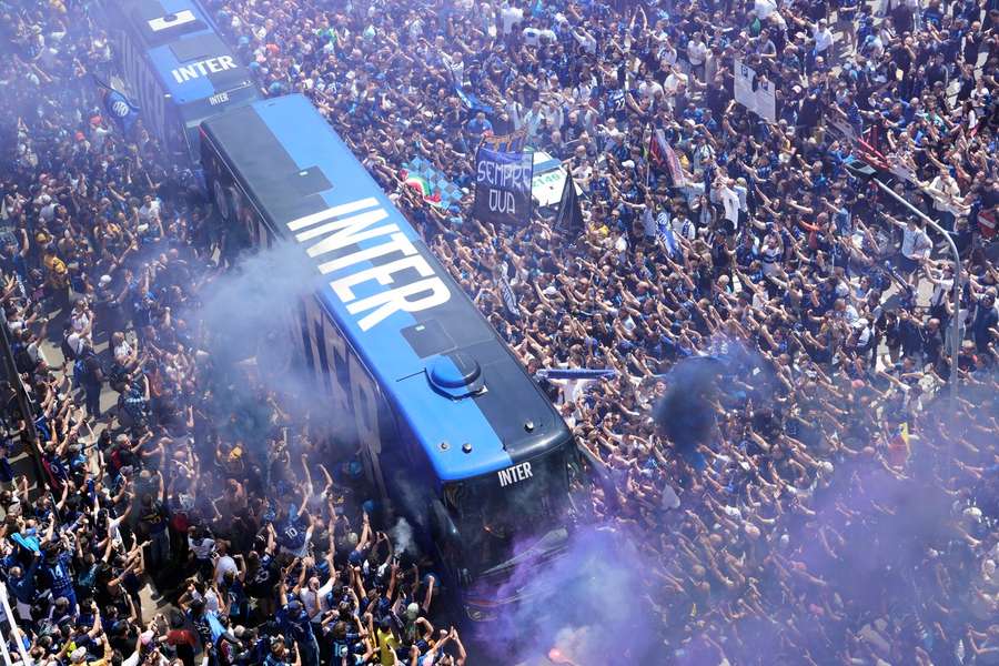 Atmosferă incredibilă la Milano! Fanii lui Inter au blocat autocarul lui Cristi Chivu