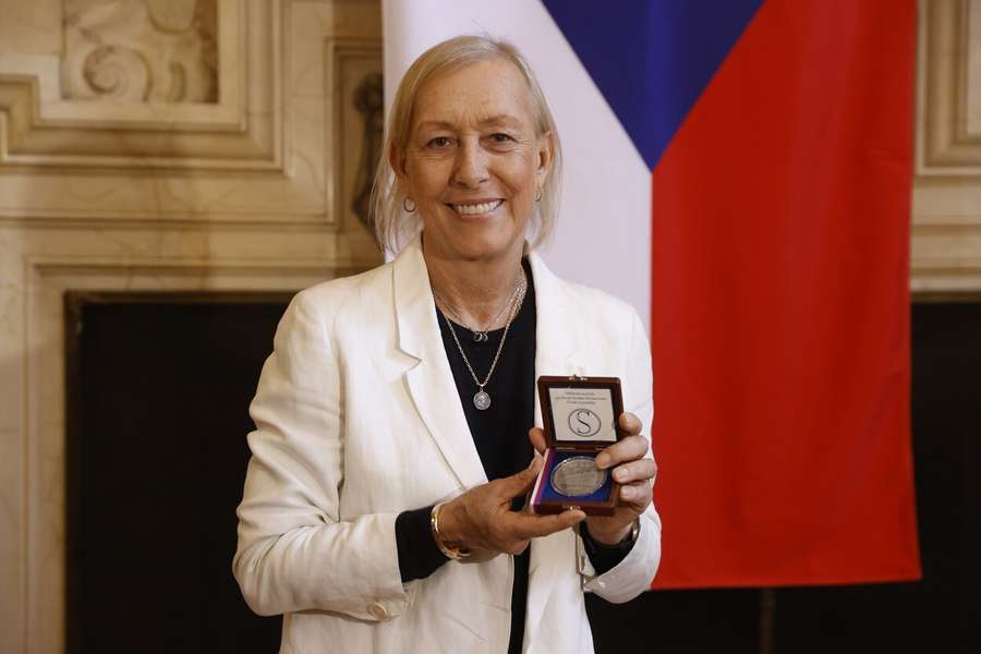 Matina Navrátilová se stříbrnou medailí předsedy Senátu.