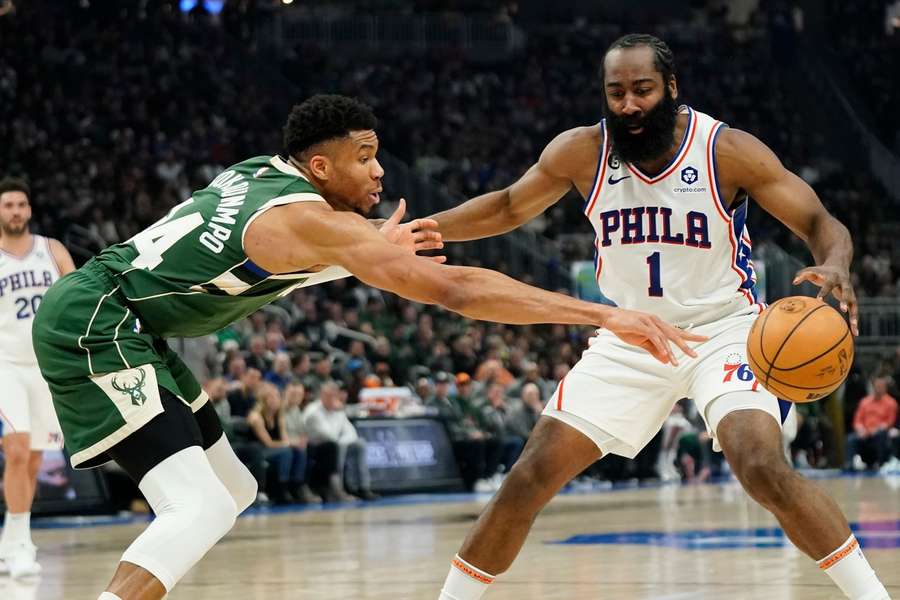 Proti sebe dve hviezdy NBA. Vpravo James Harden, vľavo Jannis Antetokounmpo.