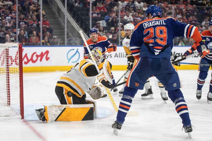 Leon Draisaitl (r.) konnte Edmonton nicht zum Sieg verhelfen Leon Draisaitl (r.) konnte Edmonton nicht zum Sieg verhelfen